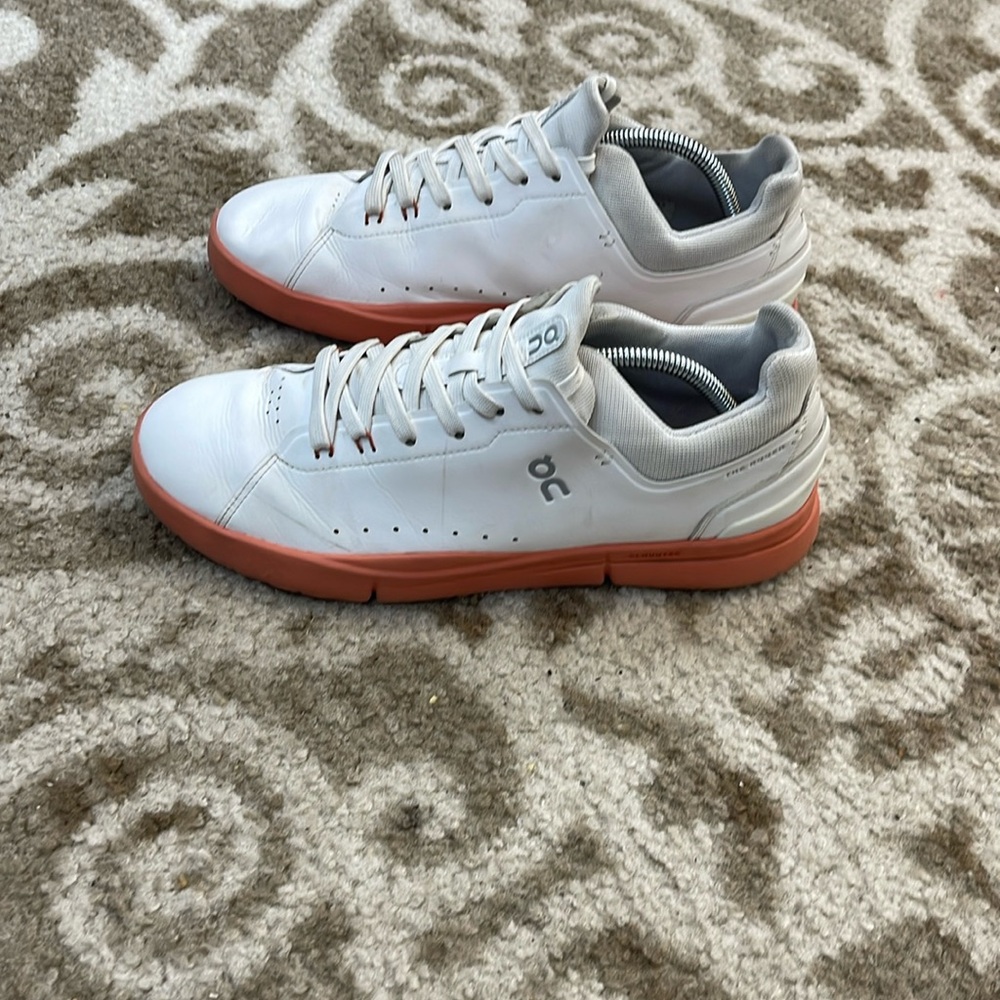 Men’s on running Roger sneaker size 10.5